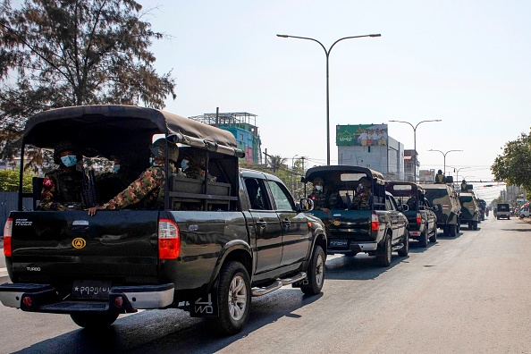 Des véhicules militaires le long d'une rue de Mandalay le 2 février 2021, un jour après un coup d'État chirurgical qui a vu l'héroïne de la démocratie Suu Kyi détenue. Photo par STR / AFP via Getty Images.