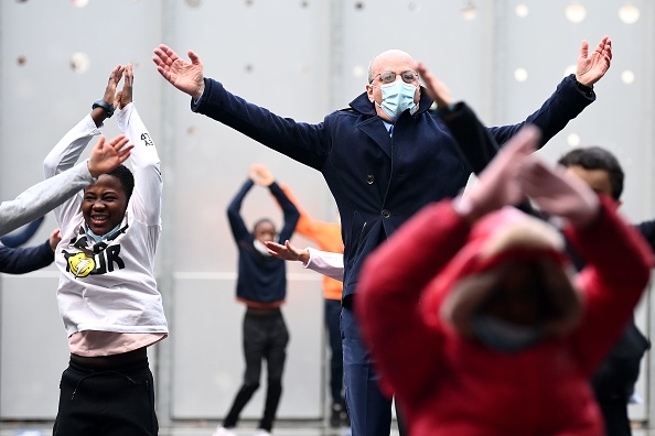 Le ministre français de l'Éducation, de la Jeunesse et des Sports Jean-Michel Blanquer participe à des exercices physiques avec des élèves le 2 février 2021 à Paris. (FRANCK FIFE/AFP via Getty Images)