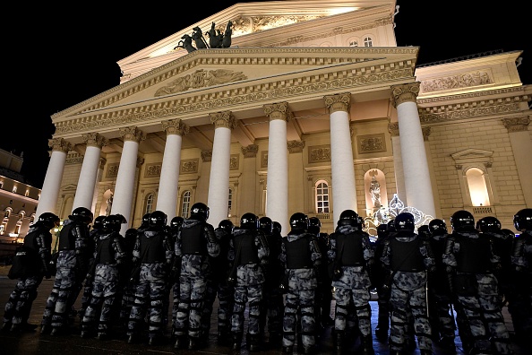 Des agents des forces de l'ordre montent la garde devant le théâtre du Bolchoï lors d'une manifestation contre une décision de justice ordonnant l'emprisonnement du leader de l'opposition russe Alexei Navalny pendant près de trois ans, dans le centre-ville de Moscou, le 2 février 2021. (Photo : ALEXANDER NEMENOV/AFP via Getty Images)