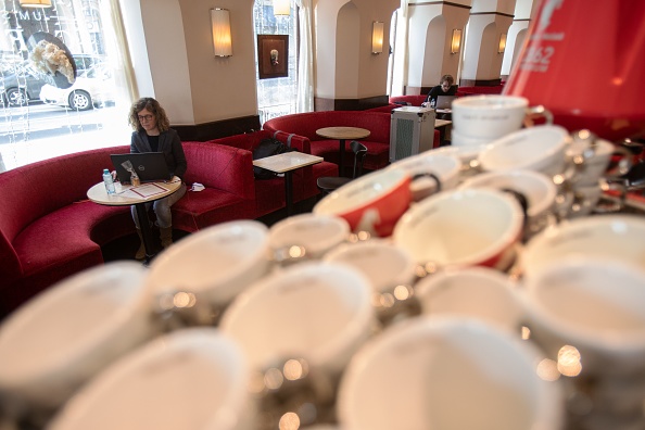 -Un étudiant est assis à une table d'étude au Café Museum de Vienne le 1er février 2021. Photo Alex Halada / AFP via Getty Images.