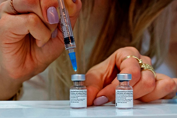 Une travailleuse de la santé israélienne prépare une dose du vaccin Pfizer-BioNtech aux services de santé dans un gymnase dans le centre d'Israël, le 4 février 2021. (Photo par Jack Guez / AFP via Getty Images)