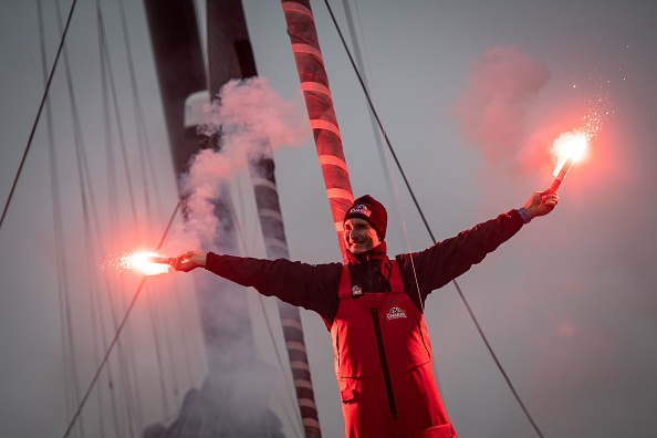 -Le skipper français Jérémie Beyou brûle des fusées éclairantes alors qu'il célèbre la ligne d'arrivée, 13e de la course du Vendée Globe le 6 février 2021. Photo Loïc Venance / AFP via Getty Images.