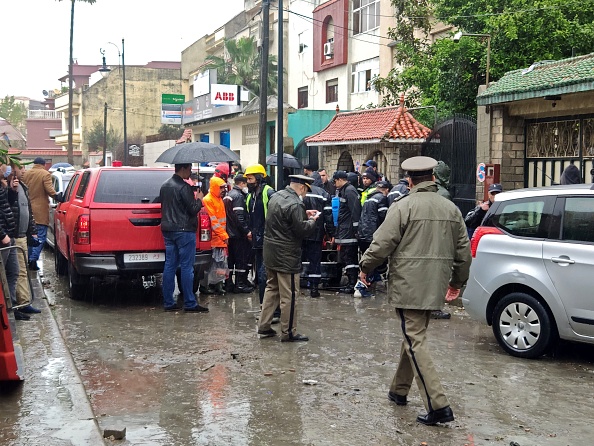 Les services d'urgence se rassemblent sur le site d'un atelier textile souterrain illégal qui a été inondé après de fortes pluies dans la ville marocaine de Tanger le 8 février 2021. (Photo : -/AFP via Getty Images)