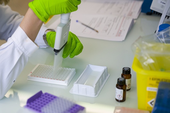 -Un chercheur collecte du plasma à l'aide d'une micropipette électronique, le 08 février 2021. Photo par Jean-Christophe Verhaegen / AFP via Getty Images.