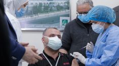 Un médecin, premier Libanais vacciné contre le Covid à Beyrouth