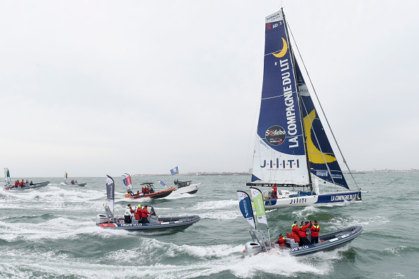 -Le skipper français Clément Giraud navigue sur son monocoque "La compagnie du lit" après avoir franchi la ligne d'arrivée, 21e, dans le tour du monde en solitaire du Vendée Globe, le 16 février 2021. Photo par Sébastien Salom- Gomis/ AFP via Getty Images.