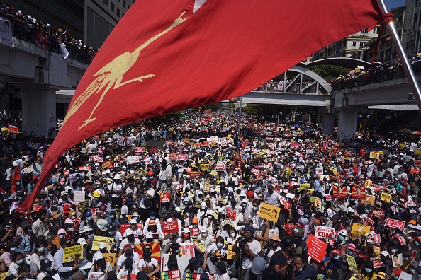 -Des manifestants bloquent une route principale lors d'une manifestation contre le coup d'État militaire à Yangon le 17 février 2021. Photo par Sai Aung Main / AFP via Getty Images.