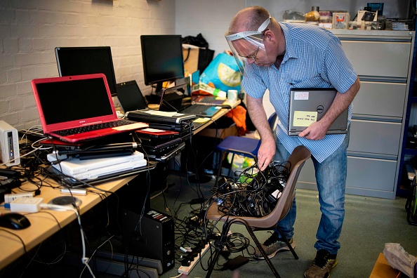 -Damian Griffiths, directeur de Catbytes, une organisation caritative de réparation d'ordinateurs, dans le sud de Londres, le 15 février 2021. Photo par Tolga Akmen / AFP via Getty Images.