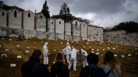 A Lisbonne, un cimetière « débordé » par les morts du Covid