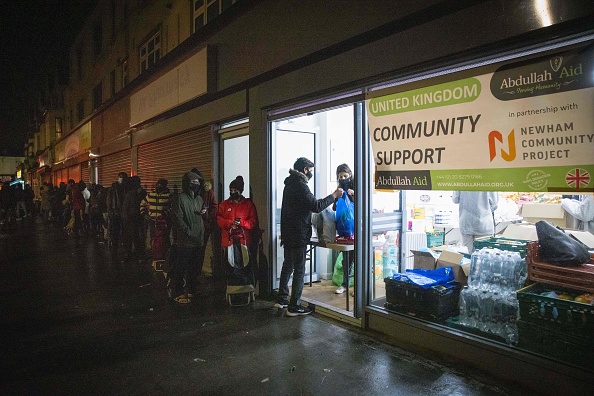 -Des étudiants internationaux font la queue pour récupérer des colis alimentaires à la banque alimentaire du Newham Community Project, Londres le 16 février 2021. Photo Tolga Akmen / AFP via Getty Images.