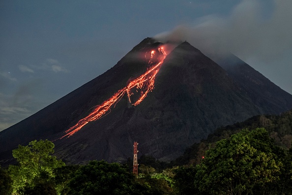 -La lave coule du cratère du mont Merapi à Yogyakarta, le 19 février 2021. Photo par Agung Supriyanto / AFP via Getty Images.