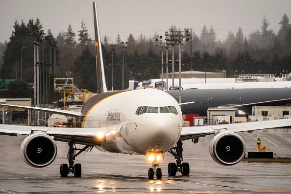 Un Boeing 767 s'engage pour le décollage de l'usine de production d'avions de Boeing le 22 février 2021 à Everett, Washington. Après la panne moteur le 20 février sur un Boeing 777 au-dessus de Denver, la la Federal Aviation Agency (FAA) a émis une commande d'inspection d'urgence pour les Boeing 777 équipés de moteurs Pratt & Whitney. (Photo : David Ryder/Getty Images)