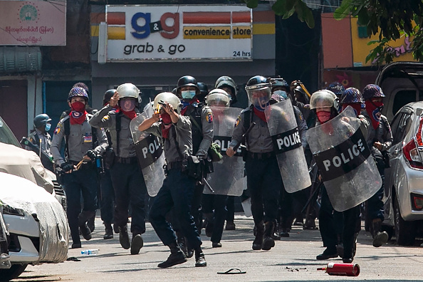 -La police utilise des frondes pour réprimer les manifestations des manifestants contre le coup d'État militaire à Yangon le 28 février 2021. Photo par Sai Aung Main / AFP via Getty Images.