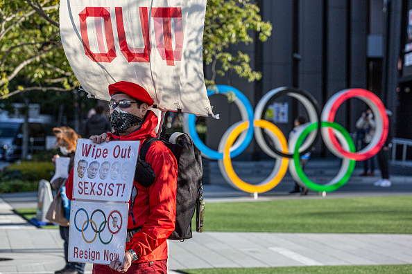 -Un homme manifeste devant le Musée Olympique du Japon le 11 février 2021 à Tokyo. Photo par Yuichi Yamazaki / Getty Images.