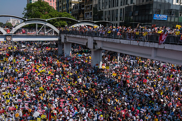 -Des manifestants scandent des slogans lors d'une manifestation anti-coup d'État sur la place Sule le 17 février 2021 au centre-ville de Yangon, au Myanmar. Photo par Hkun Lat / Getty Images.