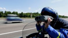 Il circule sur l’autoroute avec une roue en moins dans sa voiture des années 60