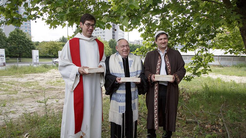 Le rabbin Tovia Ben-Chorin, le père Gregor Hohberg et l'imam Kadir Sanci tiennent des briques symboliques dans leurs mains alors qu'ils se trouvent sur le chantier de construction de la future « maison de l'Unité » sur la Petriplatz, le 3 juin 2014 à Berlin, en Allemagne. (Crédit photo Carsten Koall/Getty Images)