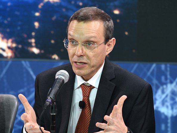 Avi Loeb, ancien directeur du département d'astronomie de l'université de Harvard, prend la parole lors d'une conférence de presse au One World Observatory le 12 avril 2016 à New York City. (Photo : Bryan Bedder/Getty Images for Breakthrough Prize Foundation)