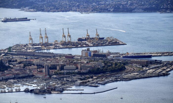 La vue aérienne du port commercial de la ville de Trieste, au nord-est d'Italie, le 8 octobre 2017 (Alberto Pizzoli/AFP via Getty Images)