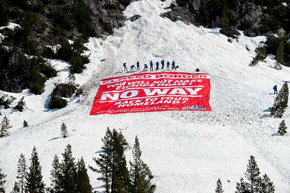 Une centaine de militants de Génération Identitaire (GI) ont bloqué le 21 avril le col de l'Echelle, point de passage des migrants dans les Alpes françaises. (Photo 
 : ROMAIN LAFABREGUE/AFP via Getty Images)