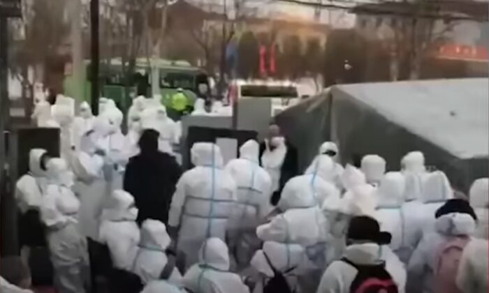 Les villageois du village de Sanlizhuang à Nangong, dans la province du Hebei au nord de la Chine, attendent de prendre des navettes pour se rendre au centre de quarantaine le 13 janvier 2021. (Capture d'écran/vidéo fournie à Epoch Times par la personne interrogée)