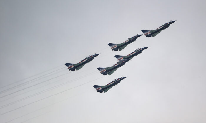 Les avions de chasse J-10 de l'équipe de voltige aérienne Ba Yi de l'Armée populaire de libération de la Chine font une démonstration aérienne lors de l'avant-première médiatique du Salon aéronautique de Singapour, le 9 février 2020. (Suhaimi Abdullah/Getty Images)