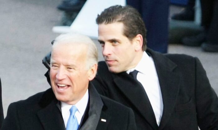 Le Vice-Président Joe Biden et son fils Hunter Biden à la tribune pour assister au défilé inaugural du Président Barack Obama devant la Maison Blanche à Washington le 20 janvier 2009. (Alex Wong/Getty Images)