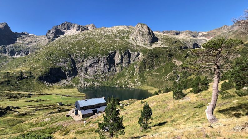 Le refuge d'Espingo est bordé par deux lacs dans un cadre bucolique. (Capture d'écran/Google Maps)