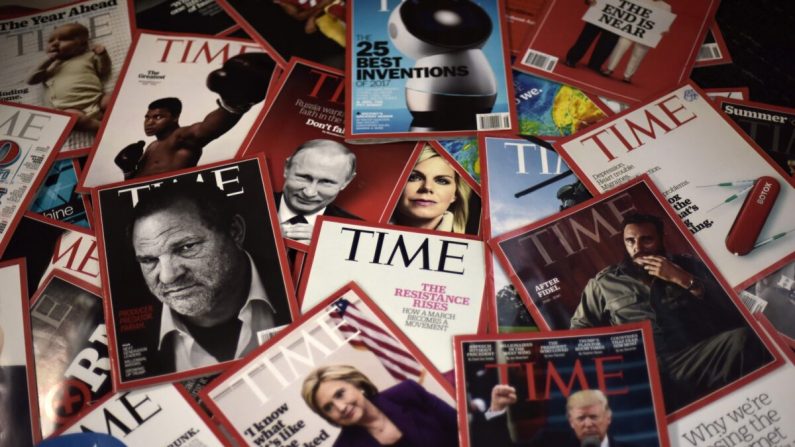 Des exemplaires du magazine Time, le 27 novembre 2017. (Eric Baradat/AFP via Getty Images)
