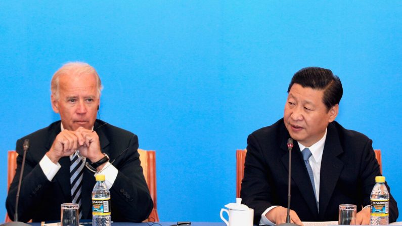 Joe Biden, vice-président américain, et Xi Jinping, son homologue chinois à l’époque, s'entretiennent avec des chefs d'entreprise chinois à l'hôtel Beijing à Pékin, le 19 août 2011. (Lintao Zhang/Getty Images)