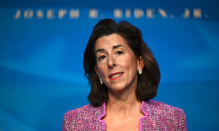 Le gouverneur du Rhode Island, Gina Raimondo, candidate au poste de secrétaire au commerce, s'exprime au Queen Theater à Wilmington, Delaware, le 8 janvier 2021. (Jim Watson/AFP via Getty Images)