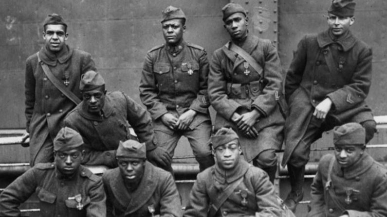 Quelques-uns des soldats du 369e régiment d'infanterie (connu sous le nom de 15e régiment de la garde nationale de New York) qui ont reçu la Croix de Guerre française pour leur bravoure au combat en 1919. (De gauche à droite) Première rangée : soldat Ed Williams, Herbert Taylor, soldat Leon Fraitor, soldat Ralph Hawkins. Rangée arrière : sergent H. D. Prinas, sergent Dan Storms, soldat Joe Williams, soldat Alfred Hanley, caporal T. W. Taylor (Domaine public)