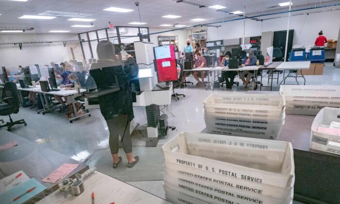 Des employés du bureau de vote comptent les bulletins de vote au sein du sercive électoral du comté de Maricopa à Phoenix, Arizona, le 5 novembre 2020. (Olivier Touron/AFP via Getty Images)