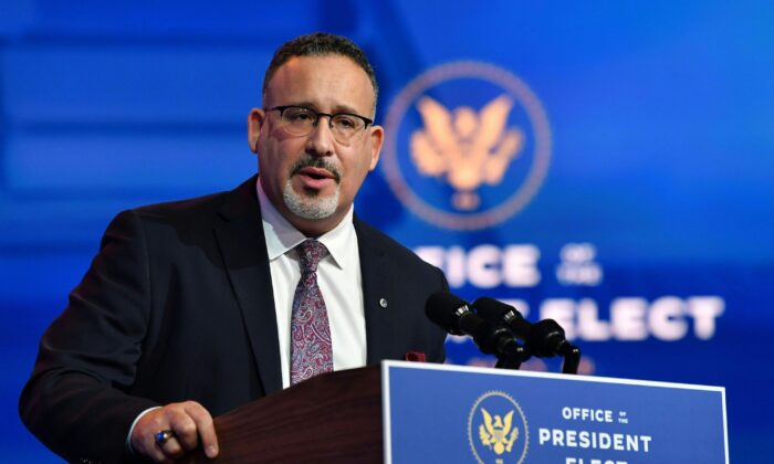 Miguel Cardona s'exprime lors d'un événement annonçant sa nomination au centre de concert The Queen à Wilmington, Delaware, le 23 décembre 2020. (Nicholas Kamm/AFP via Getty Images)