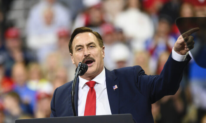 Mike Lindell, PDG de My Pillow, s'exprime lors d'un rassemblement de campagne organisé par le président américain Donald Trump à Minneapolis, dans le Minnesota, le 10 octobre 2019. (Stephen Maturen/Getty Images)