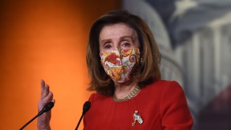 Nancy Pelosi, furieuse contre les résultats du procès de destitution, déclare l’arrêt des censures contre Trump