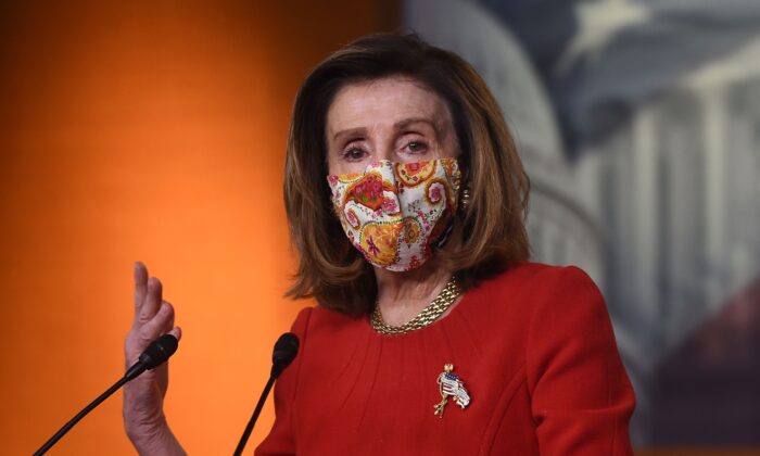 La présidente de la Chambre des représentants, Nancy Pelosi (Parti démocrate, Californie), s'exprime lors d'une conférence de presse, à Washington, le 11 février 2021. (Olivier Douliery/AFP via Getty Images)
