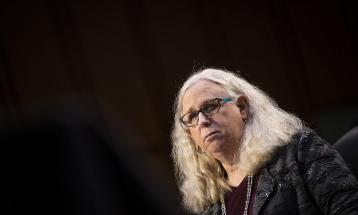 Rachel Levine, nommée secrétaire adjointe au ministère de la Santé et des Services sociaux, apporte son témoignage lors d'une audition du Sénat à Washington le 25 février 2021. (Caroline Brehman/Pool/Getty Images)