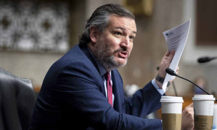 Le sénateur républicain Ted Cruz détient une copie d'un discours de Linda Thomas-Greenfield, prononcé en 2019 à l'Institut Confucius de l'Université d'État de Savannah, lors de l'audition de la commission sénatoriale des relations étrangères sur la nomination de Mme Thomas-Greenfield au poste d'ambassadeur des États-Unis aux Nations unies, à Washington, le 27 janvier 2021. (Michael Reynolds-Pool/Getty Images) 