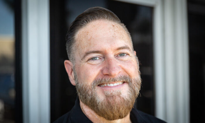 Zach Southall, fondateur de Charity on Wheels, à Anaheim, Californie, le 5 mars 2021 (Crédit: John Fredricks / The Epoch Times)