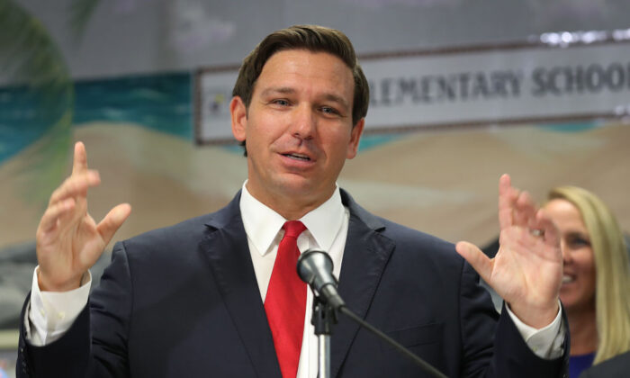 Le gouverneur de la Floride, Ron DeSantis, annonce qu'il veut augmenter le salaire minimum de départ des enseignants lors d'une conférence de presse tenue à l'école primaire Bayview à Fort Lauderdale, Floride, le 7 octobre 2019. (Joe Raedle/Getty Images)