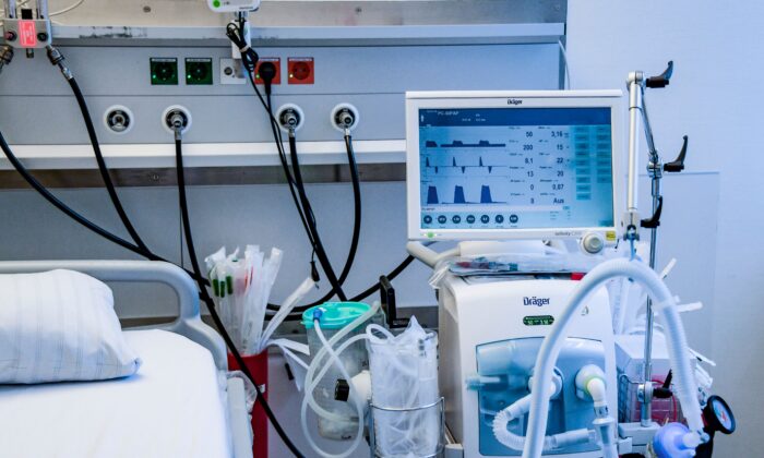 Un respirateur artificiel photographié lors d'un examen médical à l'Universitaetsklinikum Eppendorf à Hambourg, le 25 mars 2020 (Axel Heimken / Pool / AFP via Getty Images)