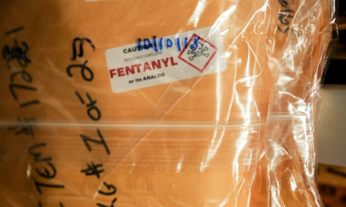 Un paquet de fentanyl saisi dans la salle des preuves du bureau du shérif du comté de Pinal à Florence, en Arizona, le 12 novembre 2019. (Charlotte Cuthbertson/The Epoch Times)