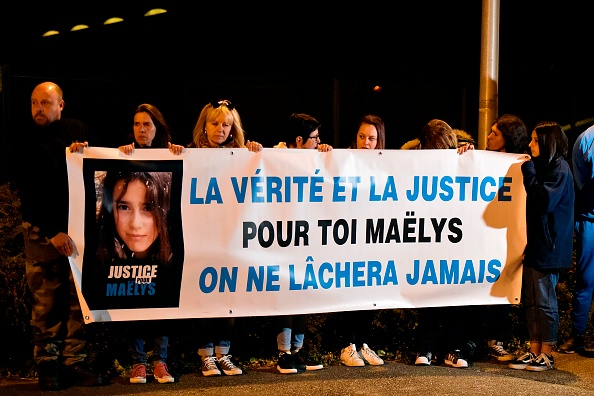 Une banderole sur laquelle on peut lire "Vérité et justice pour toi Maelys. On lâchera  jamais", à Pont-de-Beauvoisin, la ville où la fillette de huit ans Maelys de Araujo a été enlevée avant d'être assassinée en août 2017 par Nordahl Lelandais. (Photo : JEAN-PHILIPPE KSIAZEK/AFP via Getty Images)