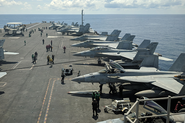 -Des chasseurs multi rôles F / A-18 à bord du porte-avions USS Ronald Reagan dans la Mer de Chine. Photo par Catherine Lai / AFP via Getty Images.