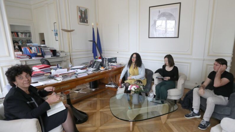 La ministre française de l'Enseignement supérieur, de la Recherche et de l'Innovation, Frédérique Vidal (à gauche) rencontre la présidente de l'UNEF Melanie Luce (C), la secrétaire générale de l'UNEF Juliette Chapelier (2eR) et le vice-président de l'UNEF Helno Eyriey (à droite), le 18 novembre 2019 à Paris (JACQUES DEMARTHON/AFP via Getty Images)