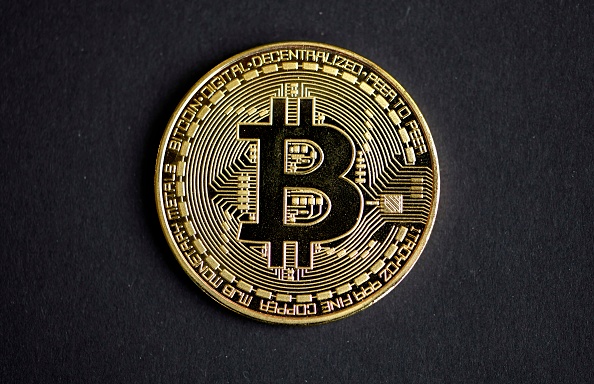 Le bitcoin ne cesse actuellement de repousser ses records et a triplé de valeur sur les trois derniers mois: il valait encore seulement 20.000 dollars mi-décembre. (Photo : INA FASSBENDER/AFP via Getty Images)