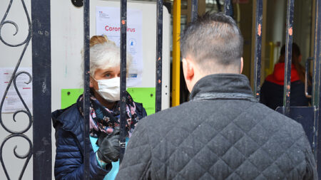 Covid-19 : même vaccinés, il faut toujours respecter les gestes barrières