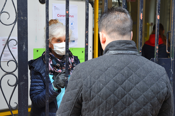 Même vacciné, il faut continuer à respecter les gestes barrières tels que la distanciation sociale et le port du masque (NICOLAS TUCAT/AFP via Getty Images)