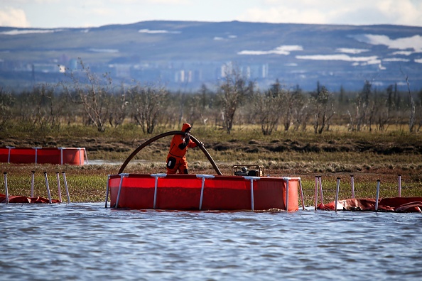 Un employé du ministère russe des Situations d'urgence travaille sur un déversement de diesel dans une rivière à l'extérieur de Norilsk. 
 (Photo : IRINA YARINSKAYA/AFP via Getty Images)